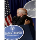 Giuliani abraza a McCain tras anunciar su retirada y su posterior apoyo