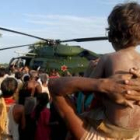Un helicóptero con víveres intenta auxiliar a una zona de afectados