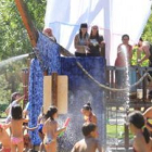 Los niños se refrescan en la batalla de agua celebrada en el parque del Sil.