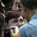Stephanie Miller abraza a Obama en Ohio.