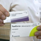 Un farmaceútico sostiene dos unidades de la conocida como pastilla del día después.