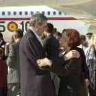La ministra Ana Palacio da el pésame al padre de José Antonio Bernal, ayer, en Torrejón de Ardoz