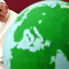 EL Papa Francisco junto a una globo terráqueo.