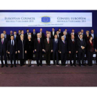 Los jefes de Estado y Gobierno de la Unión Europea posan para una fotografía de familia al final del primer día de su cumbre en Bruselas.
