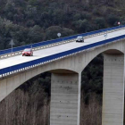 Vista del puente de la Nacional 120 sobre el río Sil en la zona del enlace de Sobrado, cerca del polémico túnel de La Barosa.