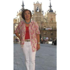 Isabel Cantón posa en la plaza Mayor de Astorga.