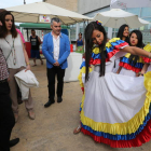 Folgueral, Baílez y Macías observaban este viernes el traje regional colombiano.