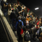La gente espera la llegada del metro en un día laborable, cuando nuestro estado de ánimo suele estar por los suelos.