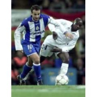 Makelele trata de obstaculizar a Fran en un Deportivo-Real Madrid