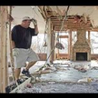 Los ciudadanos afectados por el huracán Katrina regresan a sus antiguos domicilios, para recuperar sus pertenencias y volver a reconstruir sus vidas.