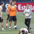 Mourinho, junto a sus jugadores Arbeloa, Kaká y Ramos, durante el entrenamiento.