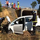 Los equipos de emergencias trabajan en el lugar del siniestro.
