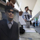 Un activista sostiene una foto del disidente Chen Guangcheng durante una recogida de firmas en su apoyo, en Hong Kong.