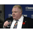 Ford bebe un poco de agua durante su declaración en el Ayuntamiento de Toronto.