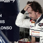 Fernando Alonso se baja de su coche en Daytona (EEUU).