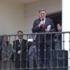 Miguel Alejo se dirige al público pregonando las fiestas de Carrizo de la Ribera