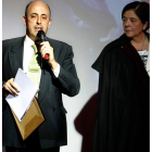 Bernardo Gutiérrez habla en presencia de María Jesús González.