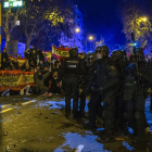 Altercados tras la manifestación convocada contra la amnistía, este martes frente a la sede del PSOE en Ferraz, en Madrid. DANIEL GONZÁLEZ