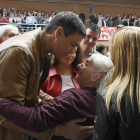 Pedro Sánchez saluda a una simpatizante durante el acto que ha tenido lugar hoy en el Polígono La Torre de la capital.