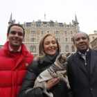 Khaled, Ana María, con su perro Grey, y Idris Al Senussi, príncipe de Libia. JESÚS F. SALVADORES