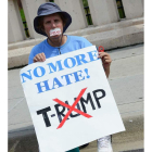 Un manifestante protesta contra la reelección. MORA