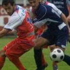 Rubén Vega intenta robar un balón ante un jugador asturiano