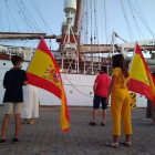 Niños con banderas españolas en el puerto de Cádiz. EFE