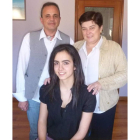Carmen González posa junto a su profesor, Manuel Ángel Vega, y la directora del IES.