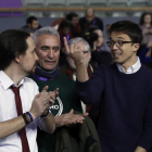 Pablo Iglesias e Íñigo Errejón, con Diego Cañamero entre ambos, en la asamblea Vistalegre de Podemos.