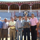 El torero Francisco Marco, ayer en Valencia de Don Juan, con los miembros de la peña taurina.