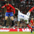 Álvaro Morata disputa un balón ante el defensa de la selección de Inglaterra Nathaniel Clyne.