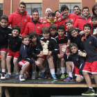 El campeón Colegio Leonés Corredera con los jugadores del Fundación ULE