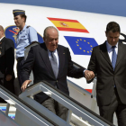 El rey Juan Carlos desciende de un avión oficial. ROLAND PUJOL