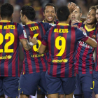 Neymar celebra con sus compañeros del Barcelona el gol marcado a la Real Sociedad.