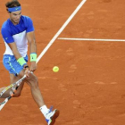 Rafael Nadal golpea la bola en la segunda ronda del torneo de tenis de Hamburgo disputado contra el checo Jiri Vesely