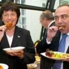 La ministra de Sanidad alemana y el comisario europeo comen pollo