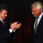 El presidente colombiano, Juan Manuel Santos, y el expresidente del Gobierno español Felipe González, este miércoles 3 de diciembre, en Bogotá.