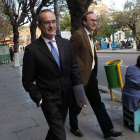 El embajador de España en Bolivia, Ángel Vázquez (izquierda), a su llegada a la cancillería boliviana, el lunes en La Paz.