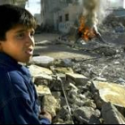 Un niño palestino observa las casas destruidas por el Ejército israelí durante su incursión en Rafah