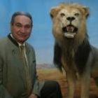 Eduardo Romero Nieto posa junto a uno de los de los leones del museo