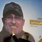 Adnan Badriddine toca la foto del su hermano, Mustafa, en el homenaje al jefe militar de Hizbolá en El Líbano.