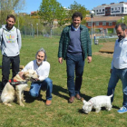 El alcalde, Manuel García, y el concejal Díez de Celis supervisaron ayer el nuevo parque de perros. DL