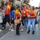Los aficionados leoneses tomaron la calle Ancha y sus terrazas para ver el partido.