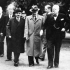 El embajador de la URSS en Londres, Iván Maiski, el ministro de Exteriores, Viacheslav Mólotov , y el primer ministro británico, Winston Churchill (d), en los jardines de la residencia del 10 de Downing Street