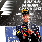 Vettel celebra en el podio su primer triunfo de la temporada que le reporta el liderato en el Mundial.