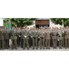 El general de la cuarta subinspección, Gorjón Recio, y el coronel Garcés, en el centro, junto al resto de miembros de la Unidad de Servicios del Acuartelamiento.