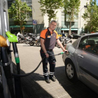 Un empleado en una gasolinera.