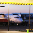 Un avión espera el repostaje en el aeropuerto de León
