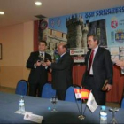 Riesco recibió un micrófono de manos de Trujillo. Darío Martínez, vicepresidente provincial, otro