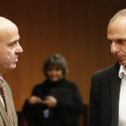 Guindos y Varoufakis, ayer, en Bruselas durante la cumbre del Eurogrupo.